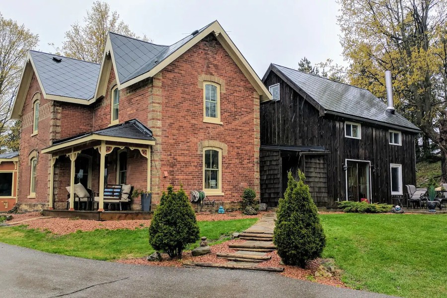 Rustic Tiny Cabin Vacation on Private Pond in Canada!