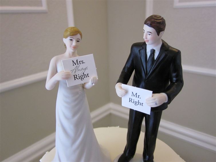 17 Hilarious Wedding Cake Toppers That Make Us Laugh
