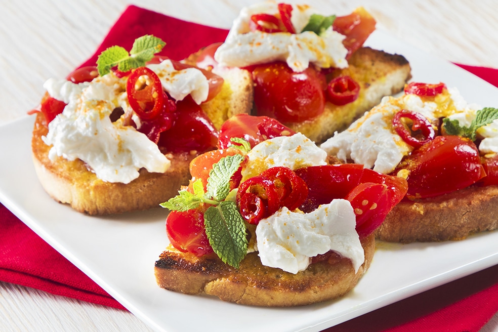 Bruschette con pomodorini e burrata TipicoIT