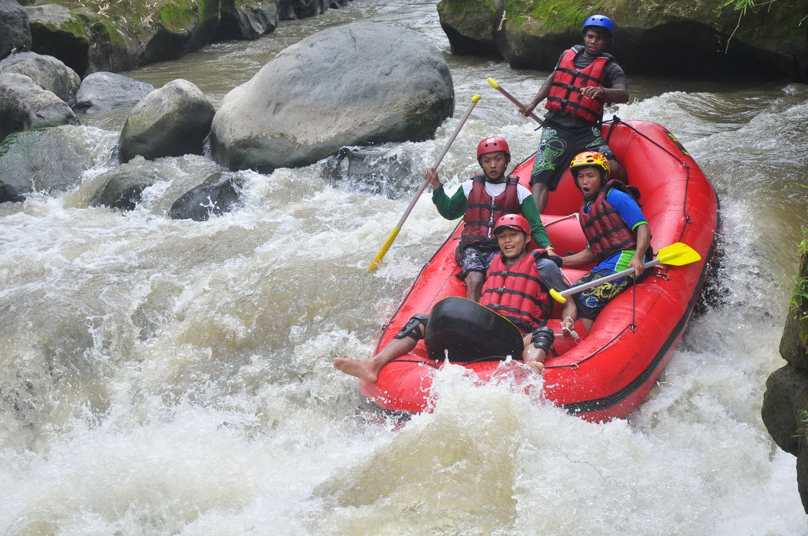 Rafting Di Sungai Konto Kediri - Tips Indonesia