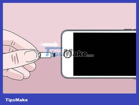 How to Charge iPhone without using a charger - TipsMake.com
