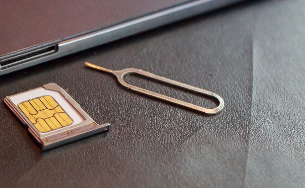 【iPhone】クリップを使ってSIMカードを取り出す簡単な方法 画鋲やつまようじでもSIMスロットは開けられる？ Tipstour