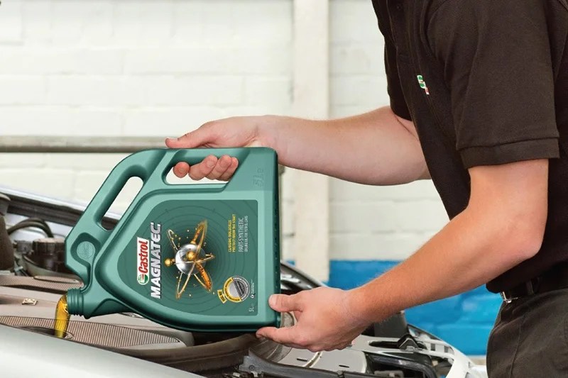 Castrol Lubricants Celebrates Uae Mechanics In World’s Biggest Frame