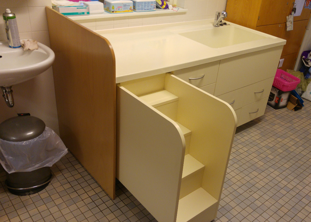 Wickeltische mit Ausziehbarer Treppe für Kindergärten Tischlerei Hög