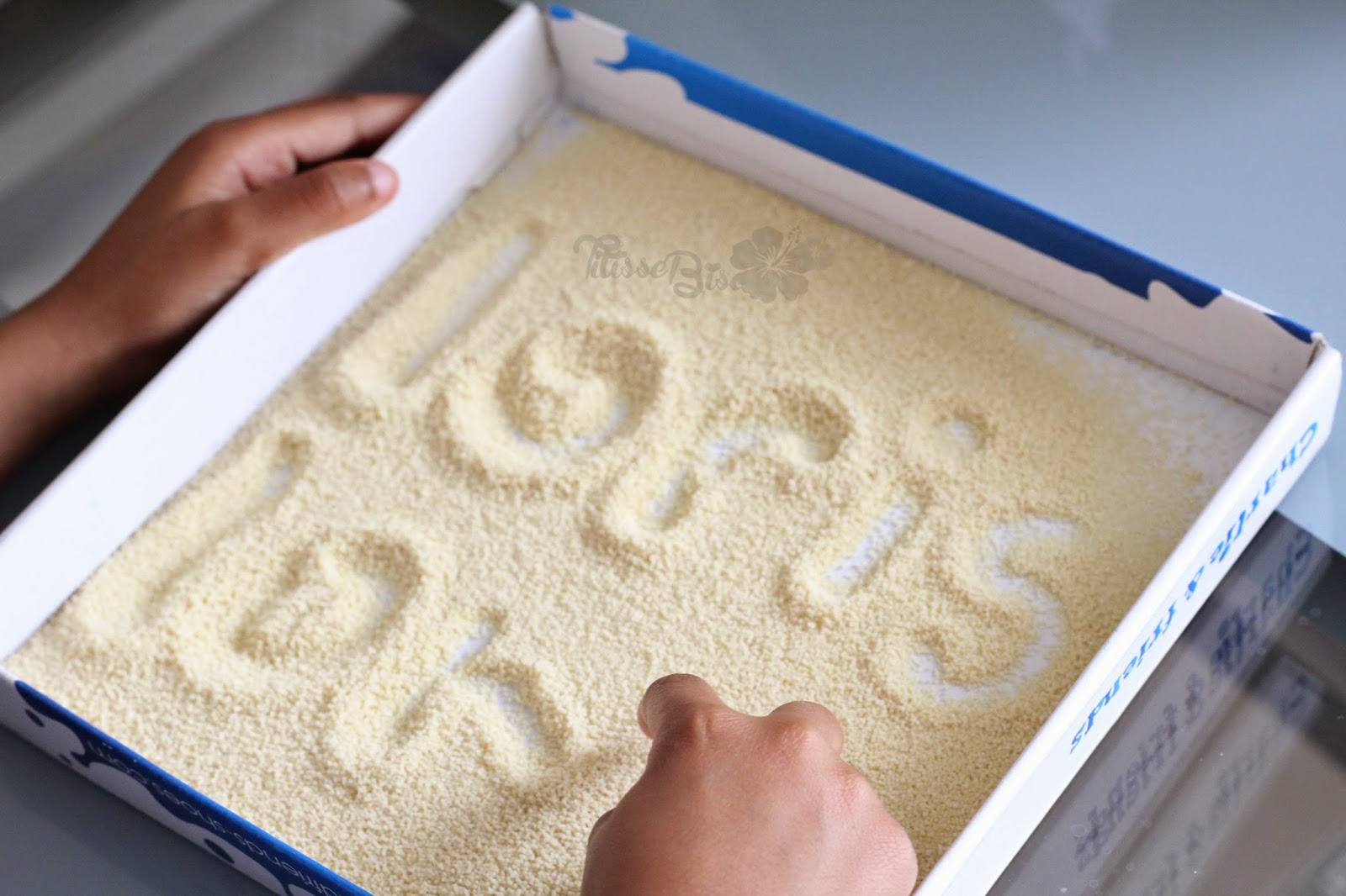 [Activité / Montessori] Apprentissage de l’écriture dans le sable