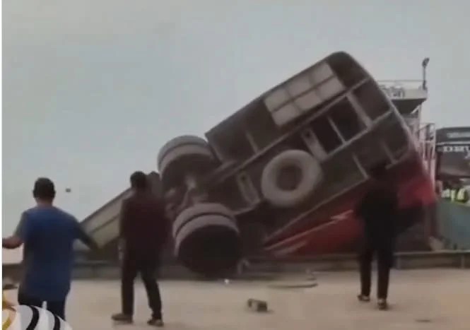 Tragedija u Bangladešu: Autobus s 40 putnika pao u rijeku Padmu, najmanje 24 žrtve Tragedija u Bangladešu: Autobus s 40 putnika pao u rijeku Padmu, najmanje 24 žrtve