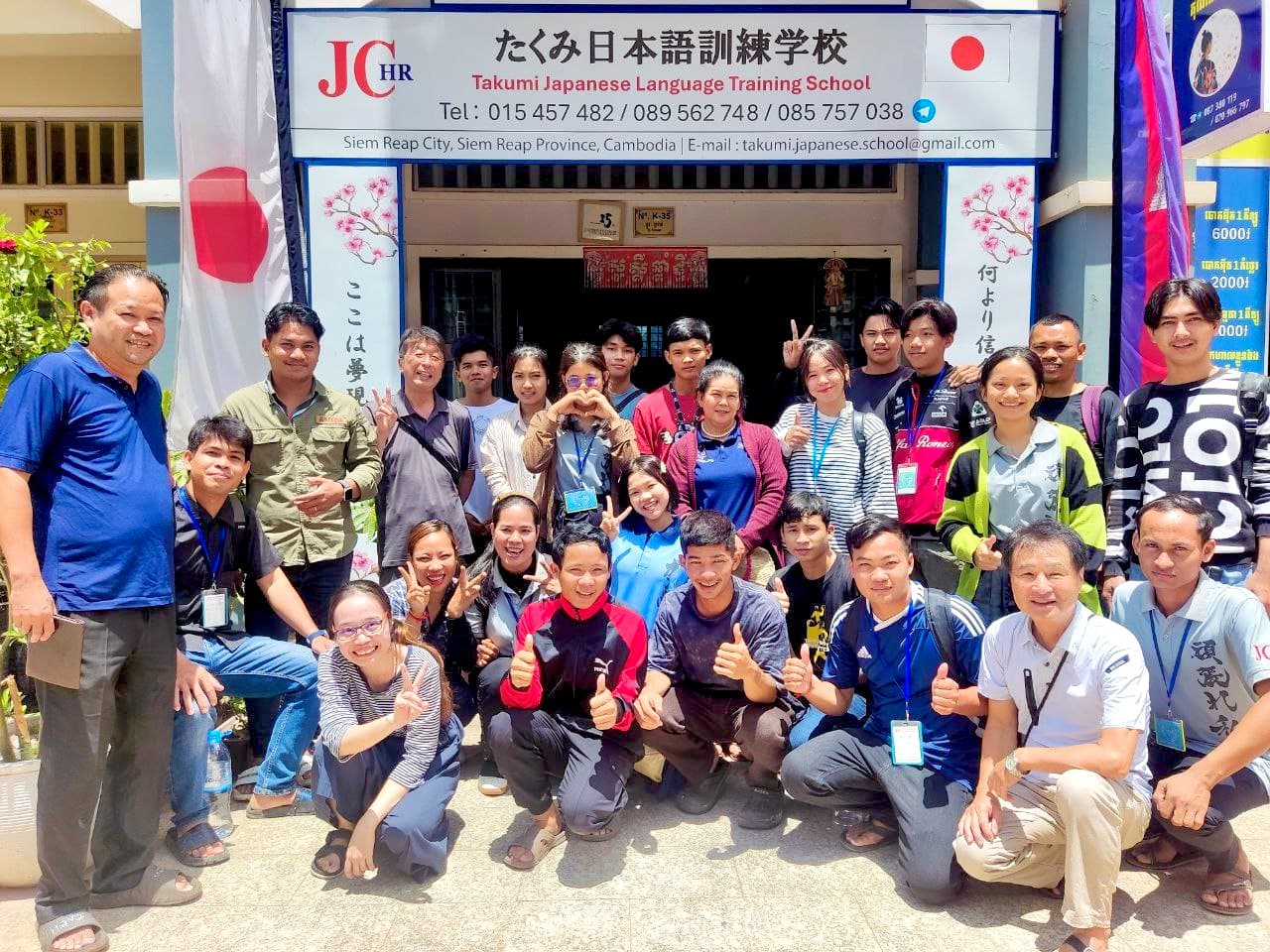 たくみ日本語学校の前で学生と集合写真