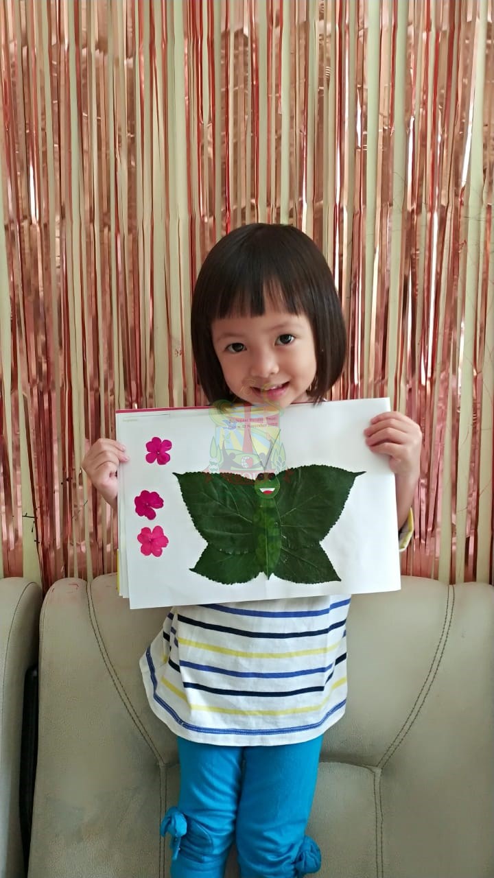 Berkreasi Menggunakan Daun Kering – TK Maria Bintang Laut