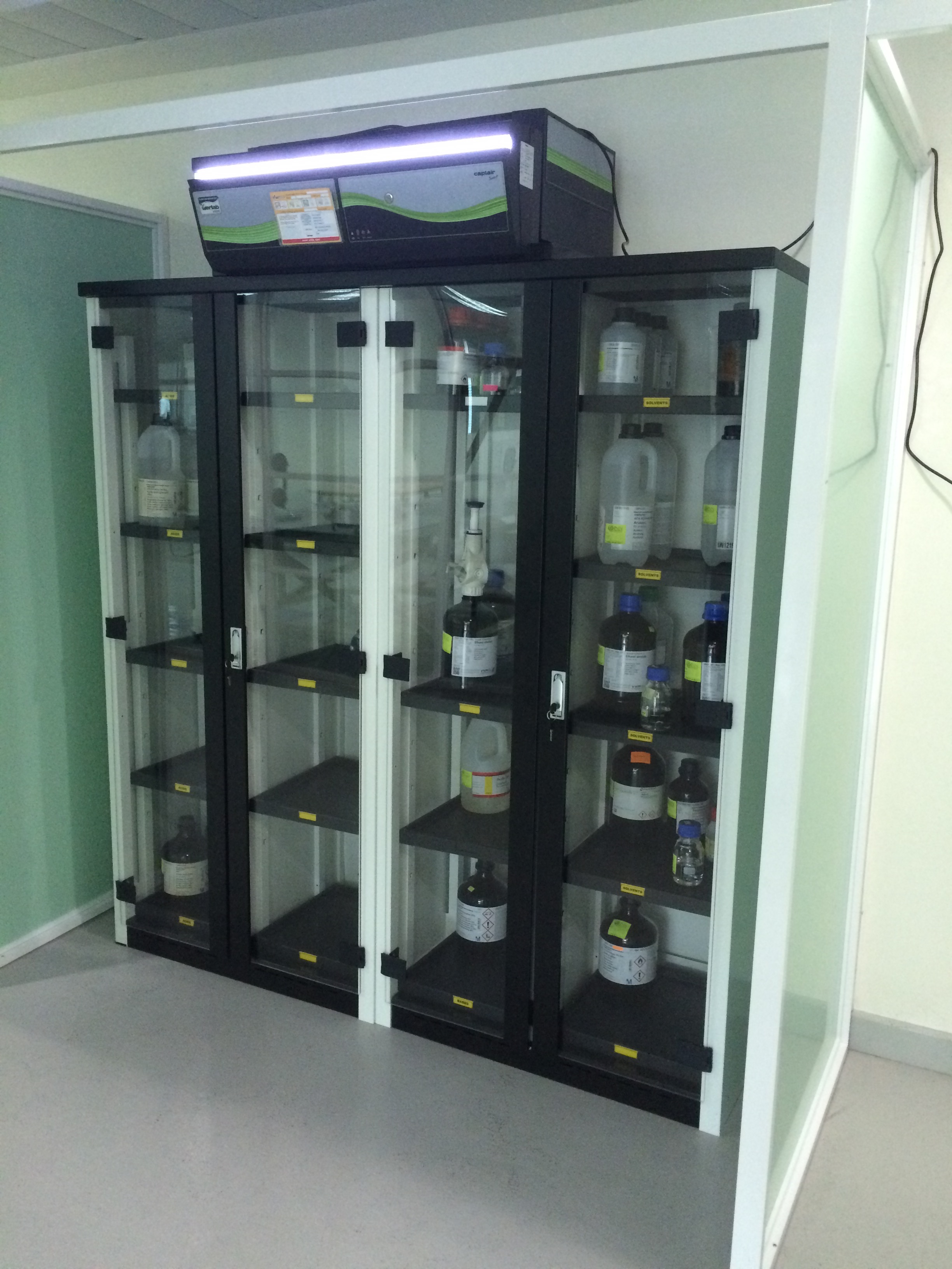 Erlab 1634 Smart Chemical Storage with shelves and standard