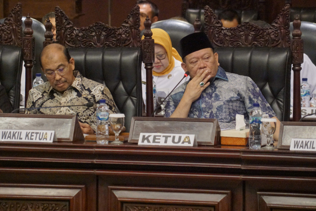 Lagu Iwan Fals Bangunlah Putra Putri Ibu Pertiwi Tutup