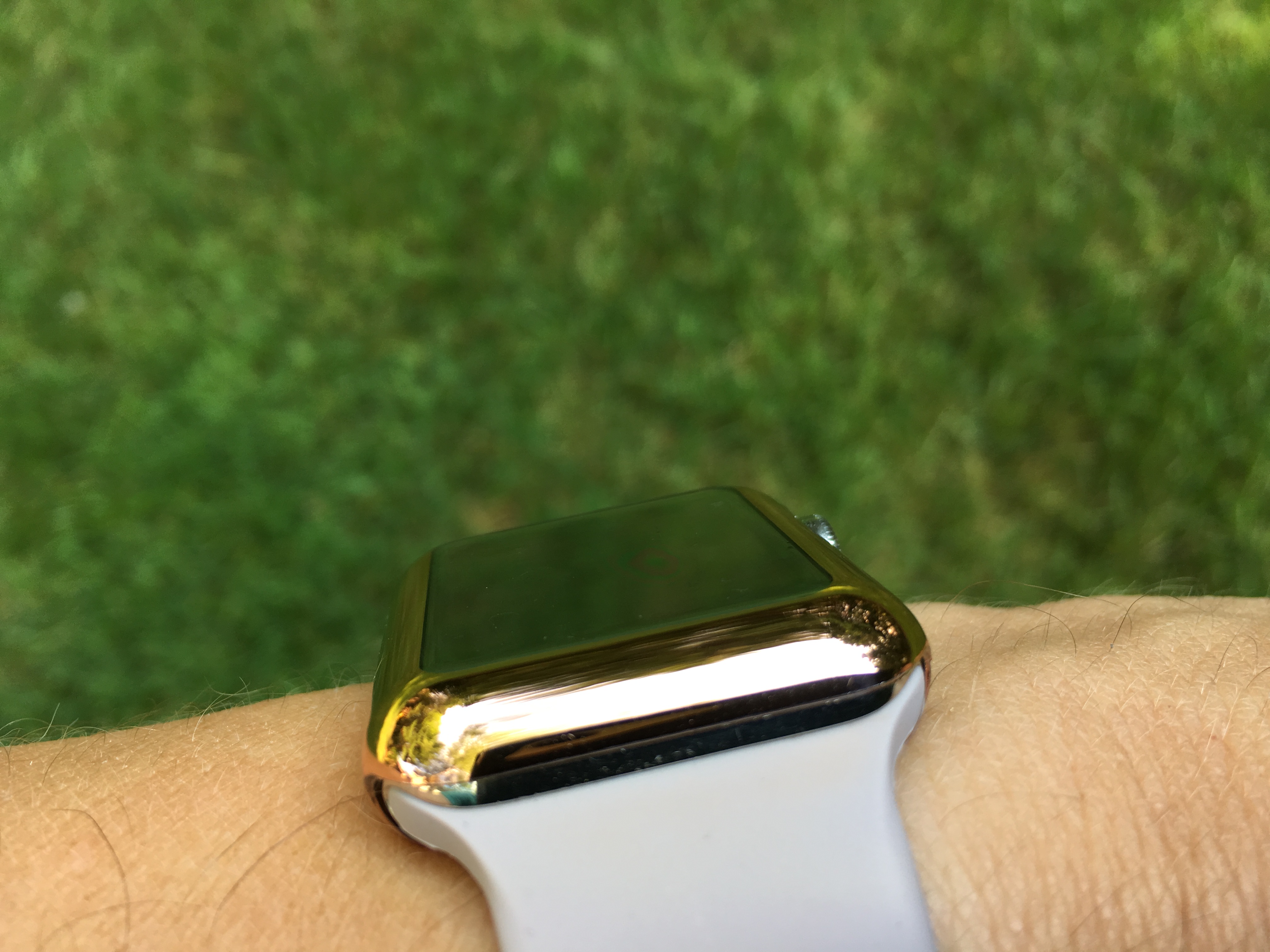 This Apple Watch Case Changes the Color and Protects Your Watch