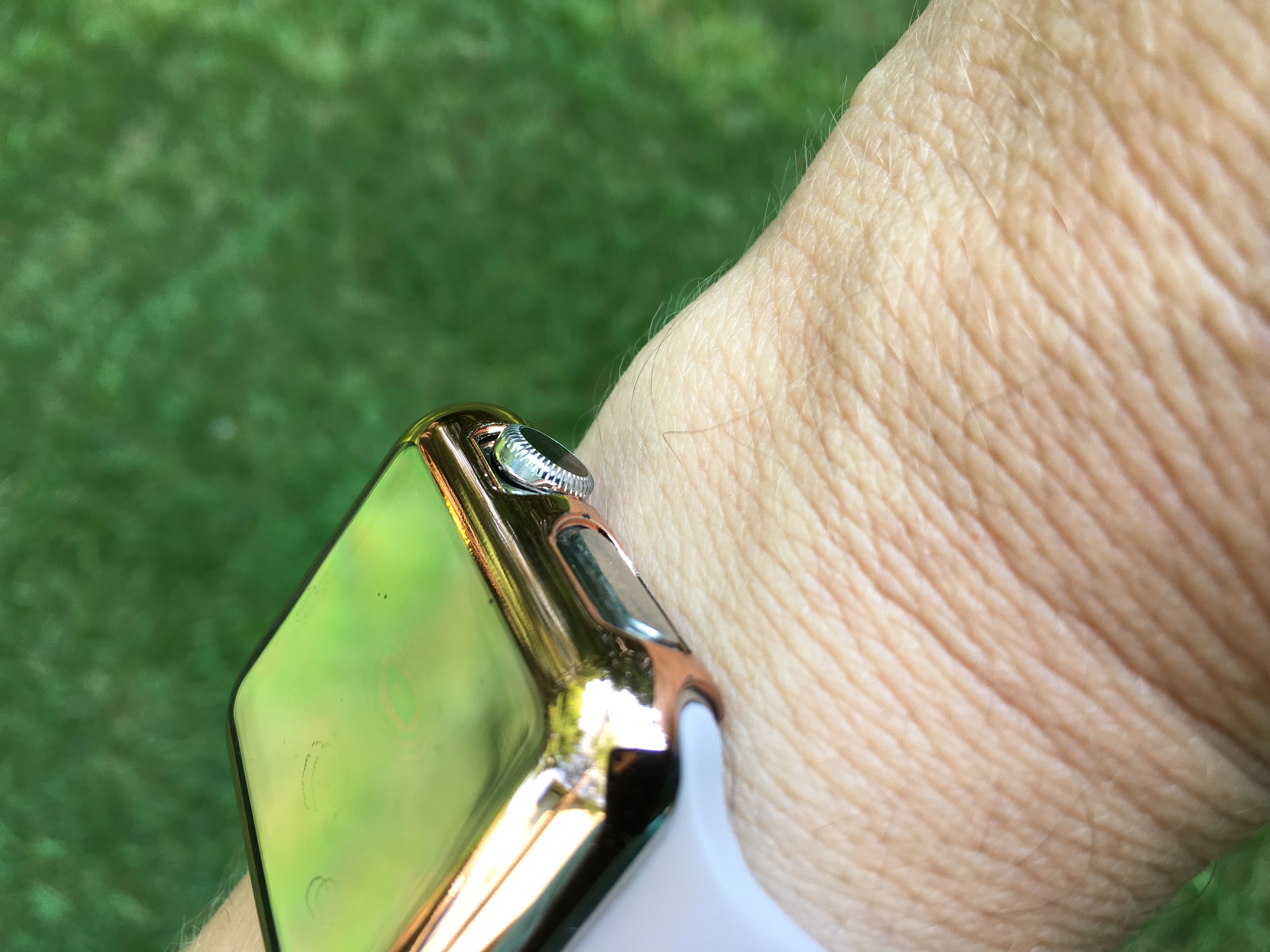 This Apple Watch Case Changes the Color and Protects Your Watch