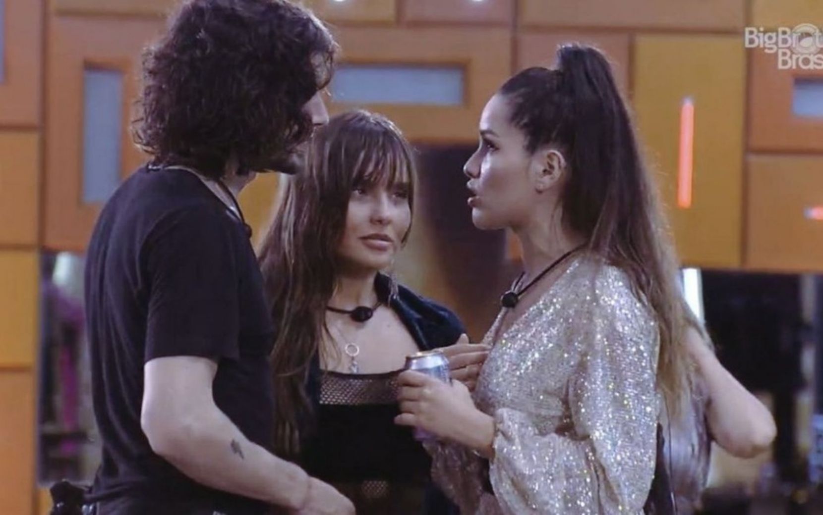 BBB21 Fiuk bate no bumbum de Juliette e deixa Thaís