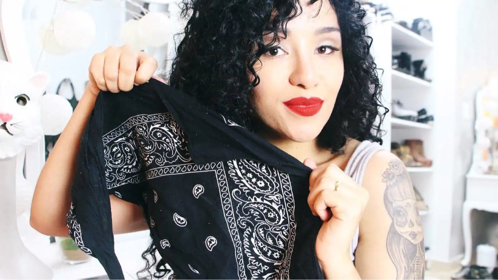 Penteado com bandana para cabelos cacheados Tô de Cacho