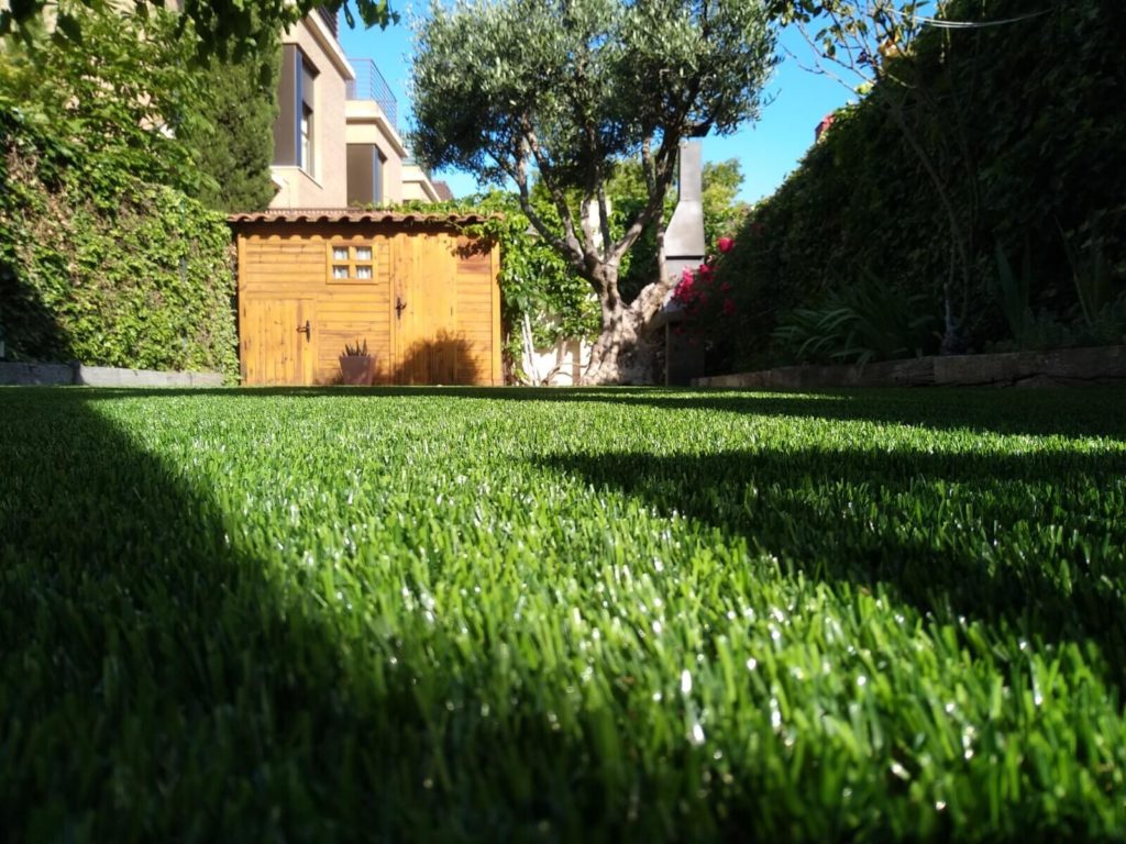 Césped artificial para acabar con los mosquitos e insectos en el jardín