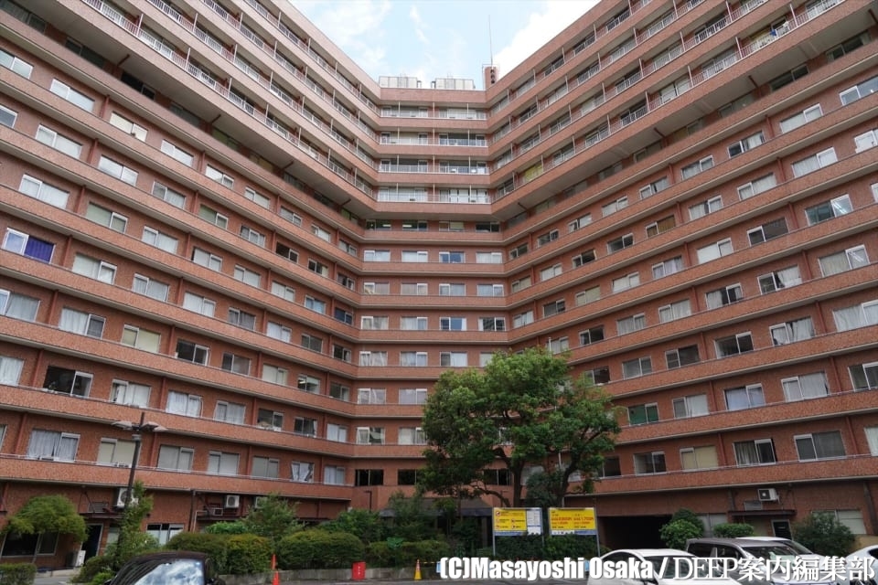 目の前は新宿 東京の重慶マンションと呼ばれた魔窟ビル 代々木二丁目 ニューステイトメナー を見物する 東京deep案内