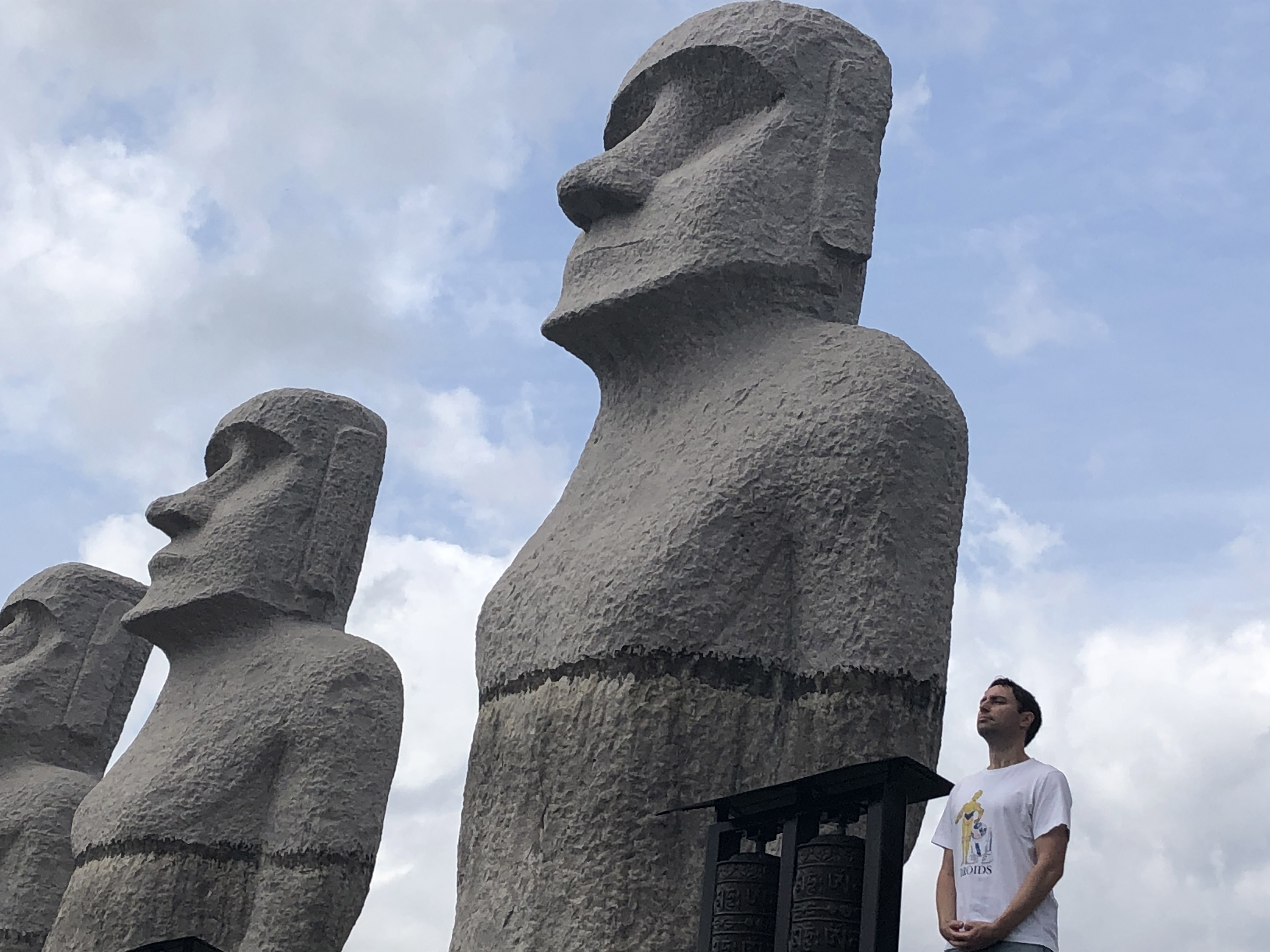 LifeSize Moai Statues In Japan! Who Knew!! Tokyo Fox (東京狐)