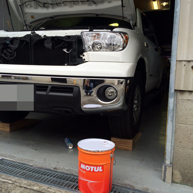 トヨタ TUNDRAエンジンオイル交換 大阪・東大阪市・八尾 トミクル【車検・車修理 新車・中古車
