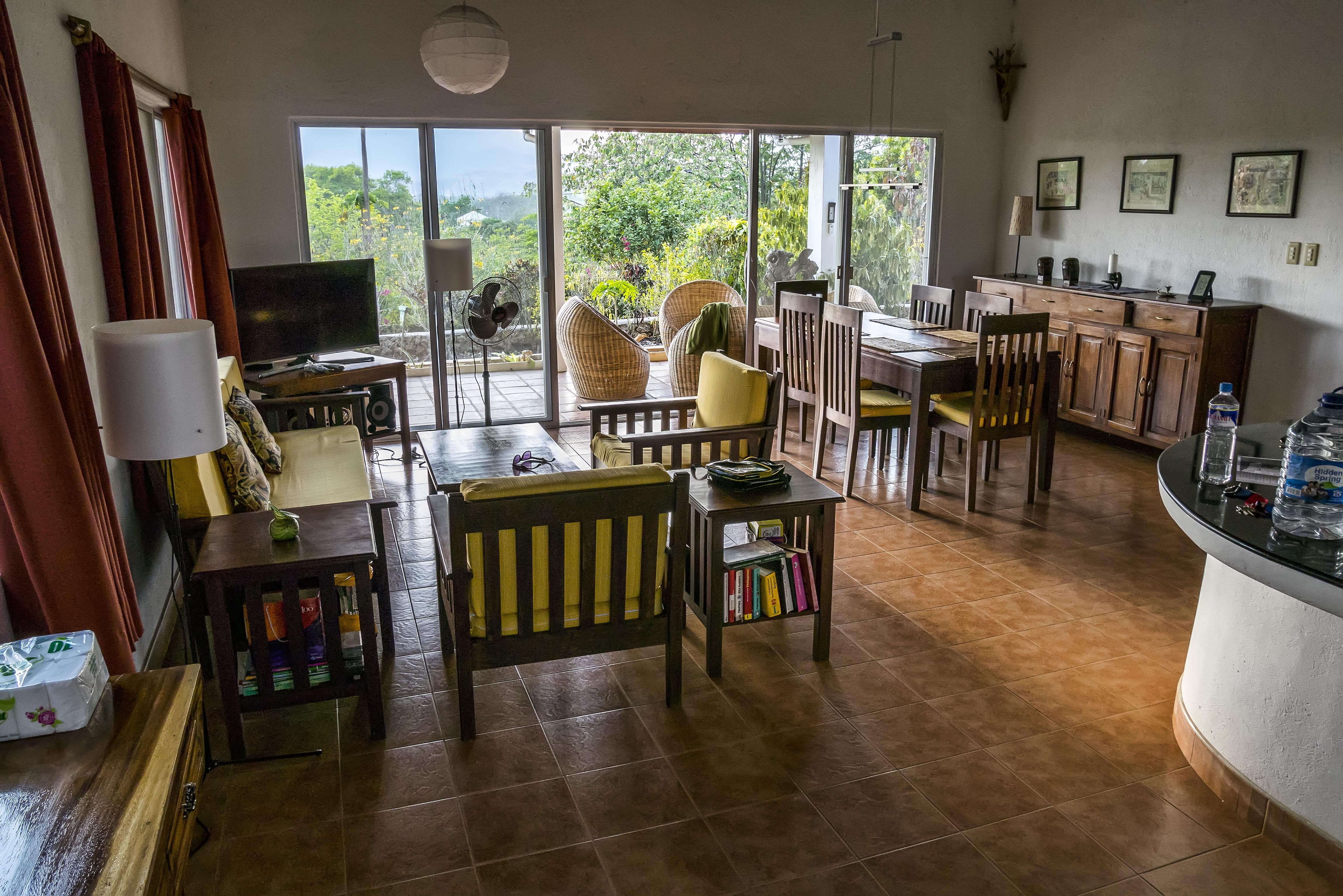 How to choose Couchsurfing, AirBnb, Booking or on