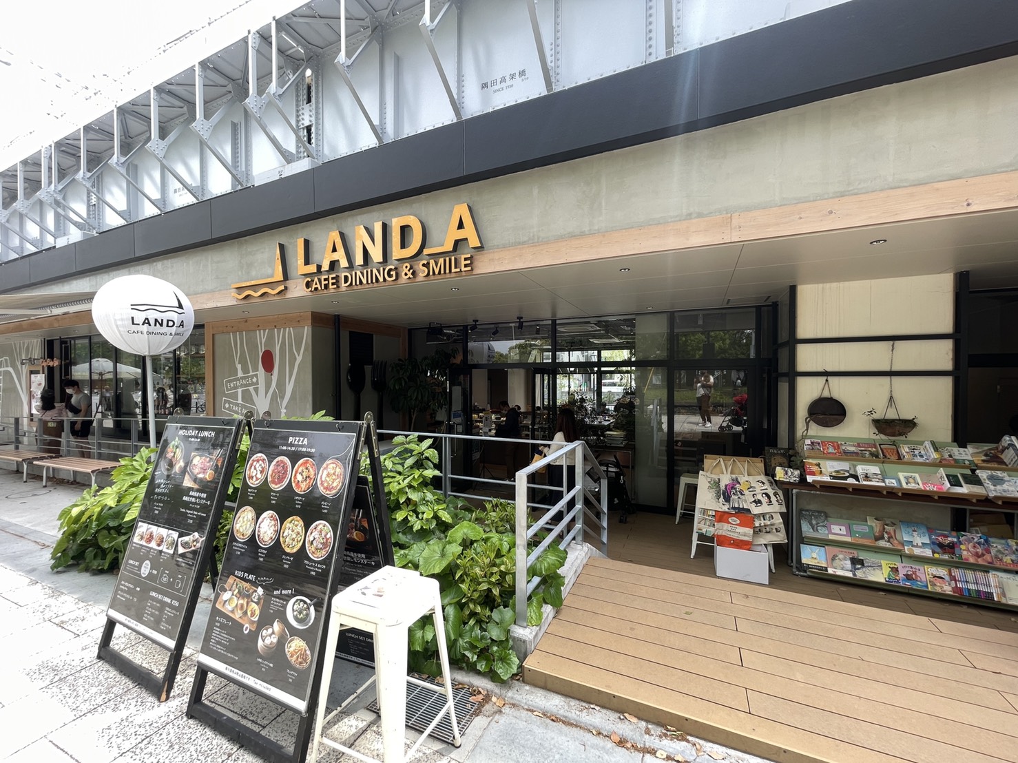 東京ミズマチのカフェダイニング「LAND_A」情報（ペット可）｜Leoの大冒険〜ワンちゃんと行ける場所紹介〜