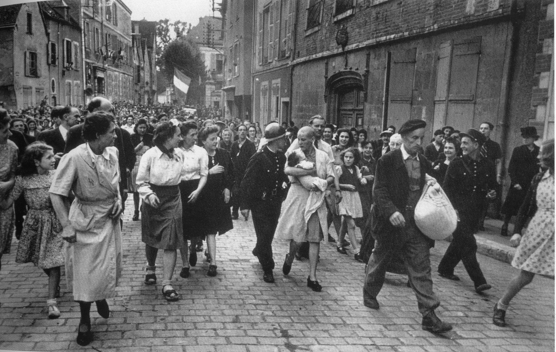 Film le photographe de mauthausen gratuit en streaming français complet. La Photographie De La Honte La Tondue De Chartres Avis De Recherche