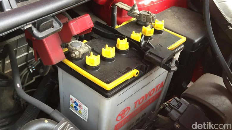 Filling A Car Battery With Water Advice and Guide Tontio