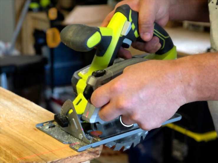 How to Cut a Straight Line with a Circular Saw - ToolsHaven