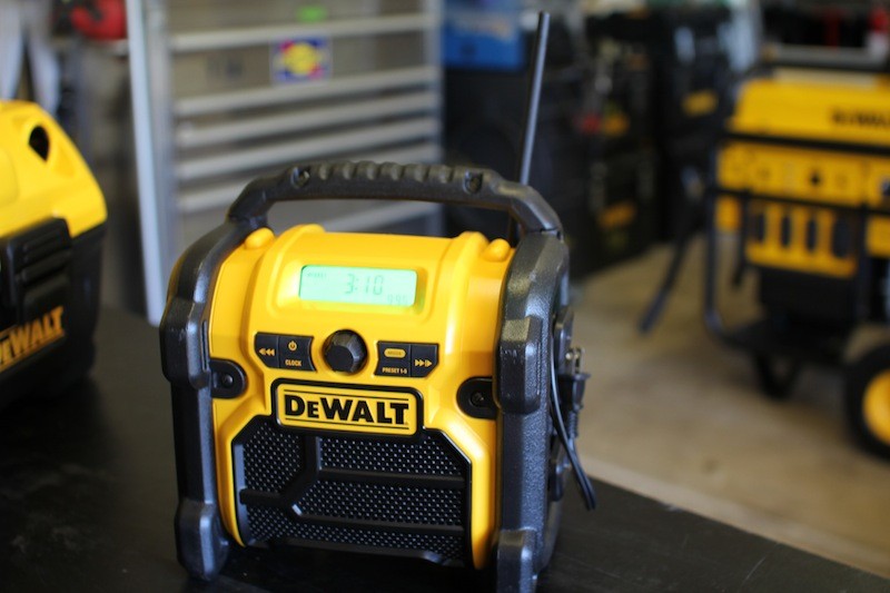 DEWALT Corded / Cordless Compact Worksite Radio DCR018 - Overview