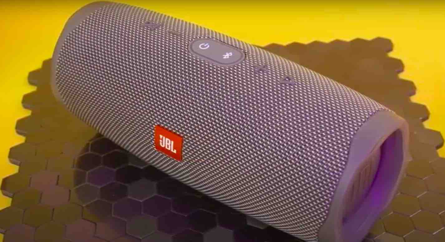 How to Wire an Aux Cable to a Speaker