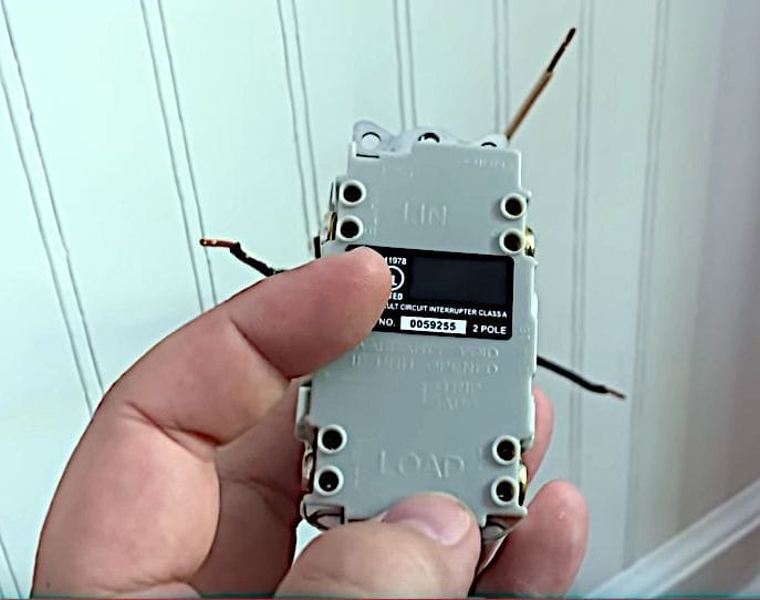 How to Ground an Outlet without a Ground Wire (Steps)