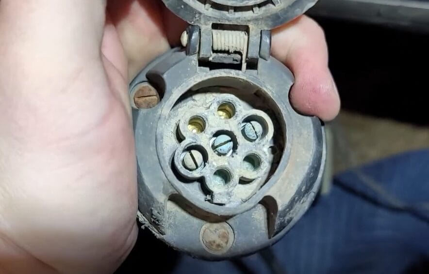 How to Test Trailer Lights with a Multimeter (Guide)