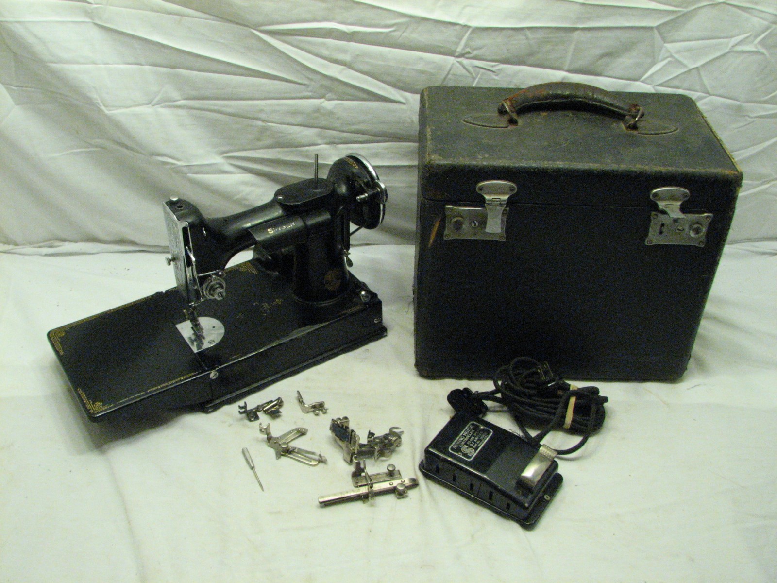 Singer Featherweight Quilting Sewing Machine 1936 221 Portable w/Bobbin