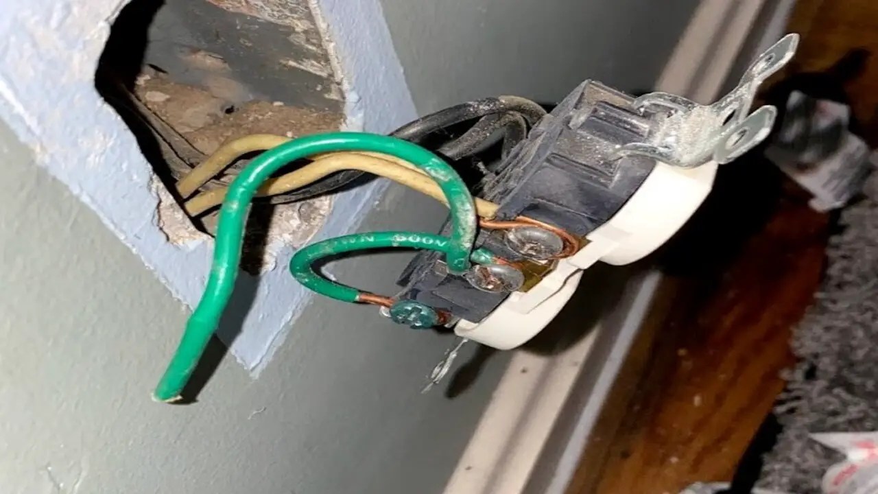 How To Ground An Outlet Into A Metal Box In 5 Quick Ways
