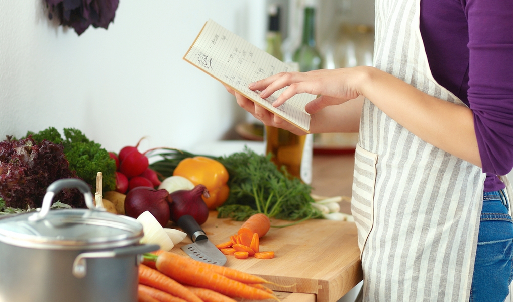 21 Best Homemade Dog Food Books to Start Cooking for Your Dogs