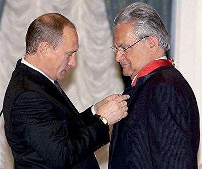 Когда умер искандер. Биография. Награды и звания
