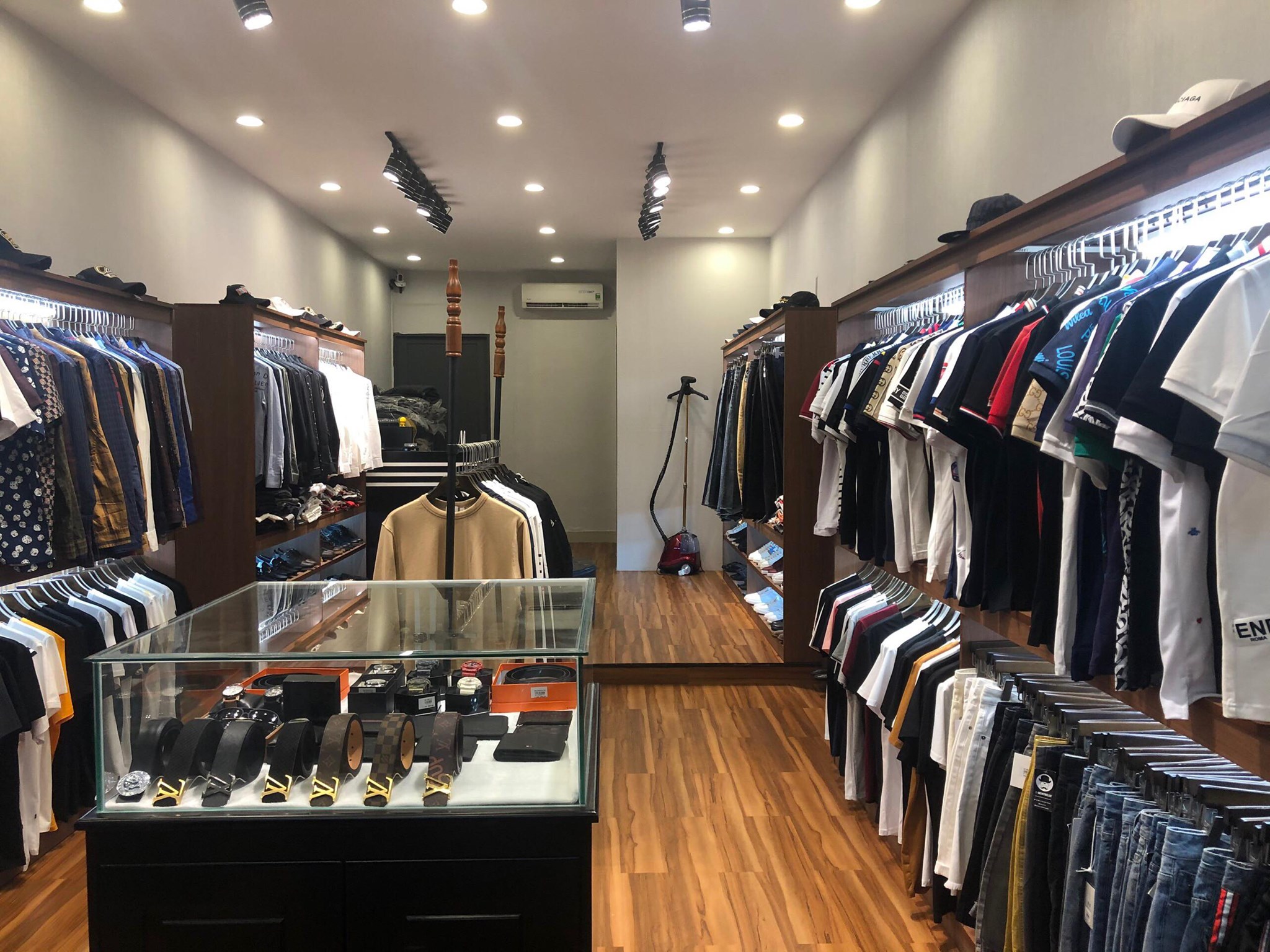 Top 50 mẫu trang trí shop quần áo nam đẹp độc đáo nhất