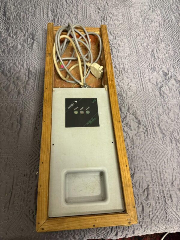 .LOT 1 USED UNIKON PIGEON CLOCKS AND ACCESSORIES 1 X USED CLUB