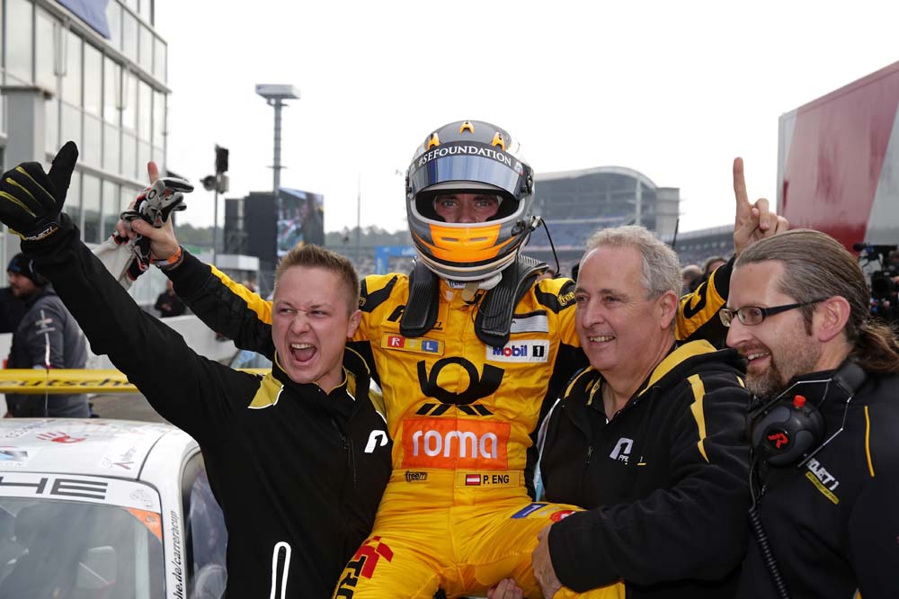 Philipp Eng jubelt mit seinem Team © Porsche AG
