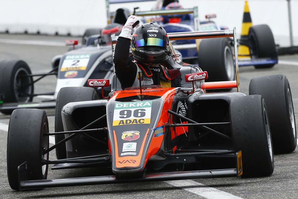 Joey Mawson jubelt über den Meisterschaftssieg © ADAC Motorsport