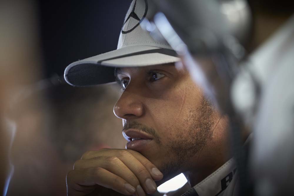 Lewis Hamilton macht den Kampf um die Weltmeisterschaft spannend © Daimler AG