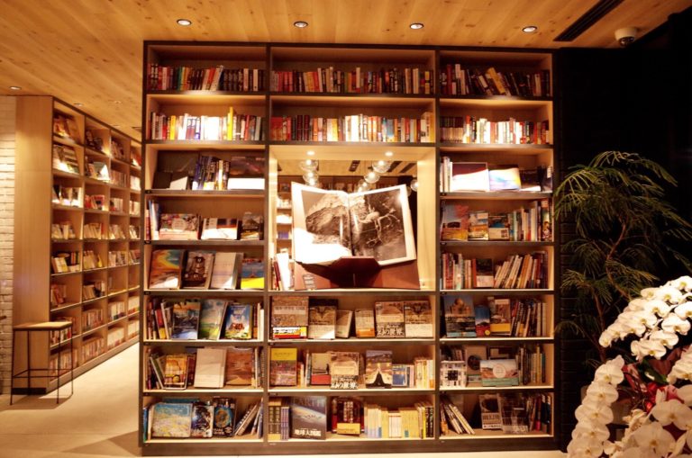 ブックホテル「LAMP LIGHT BOOKS HOTEL 名古屋」に泊まってみた 自分だけの時間を使うのって贅沢！ とりとめ