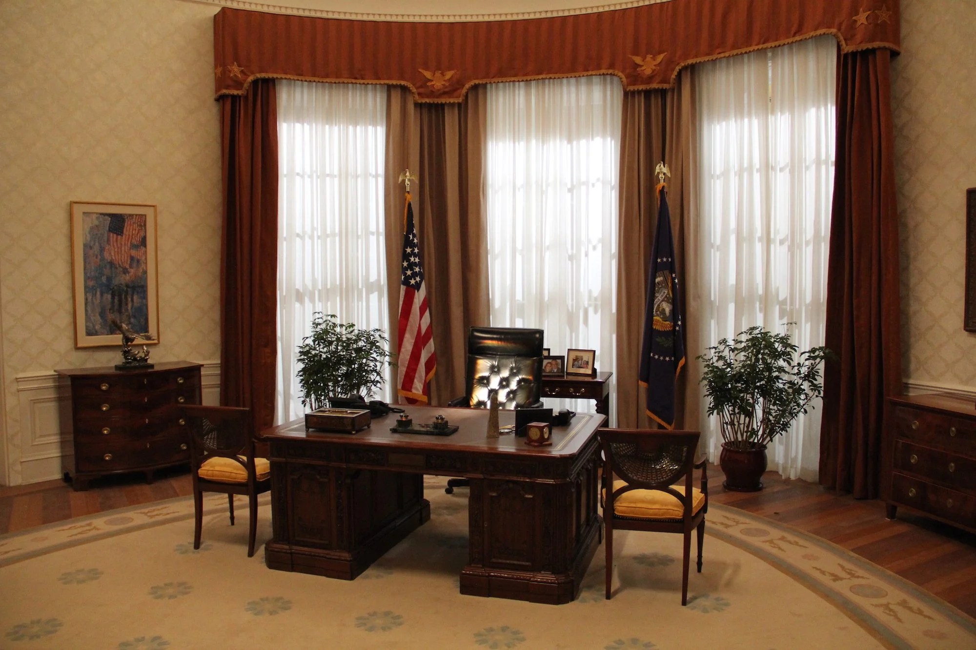 Descubrir 125+ imagen why is the oval office oval Abzlocal.mx