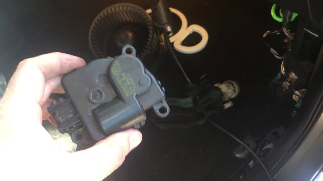 What Causes Vinegar Smell From Car AC? [Easy Fixes] - Torque Trip