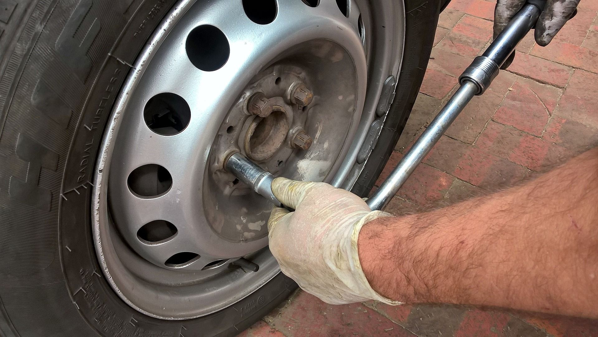 Cambiar las ruedas del coche paso a paso Total Renting