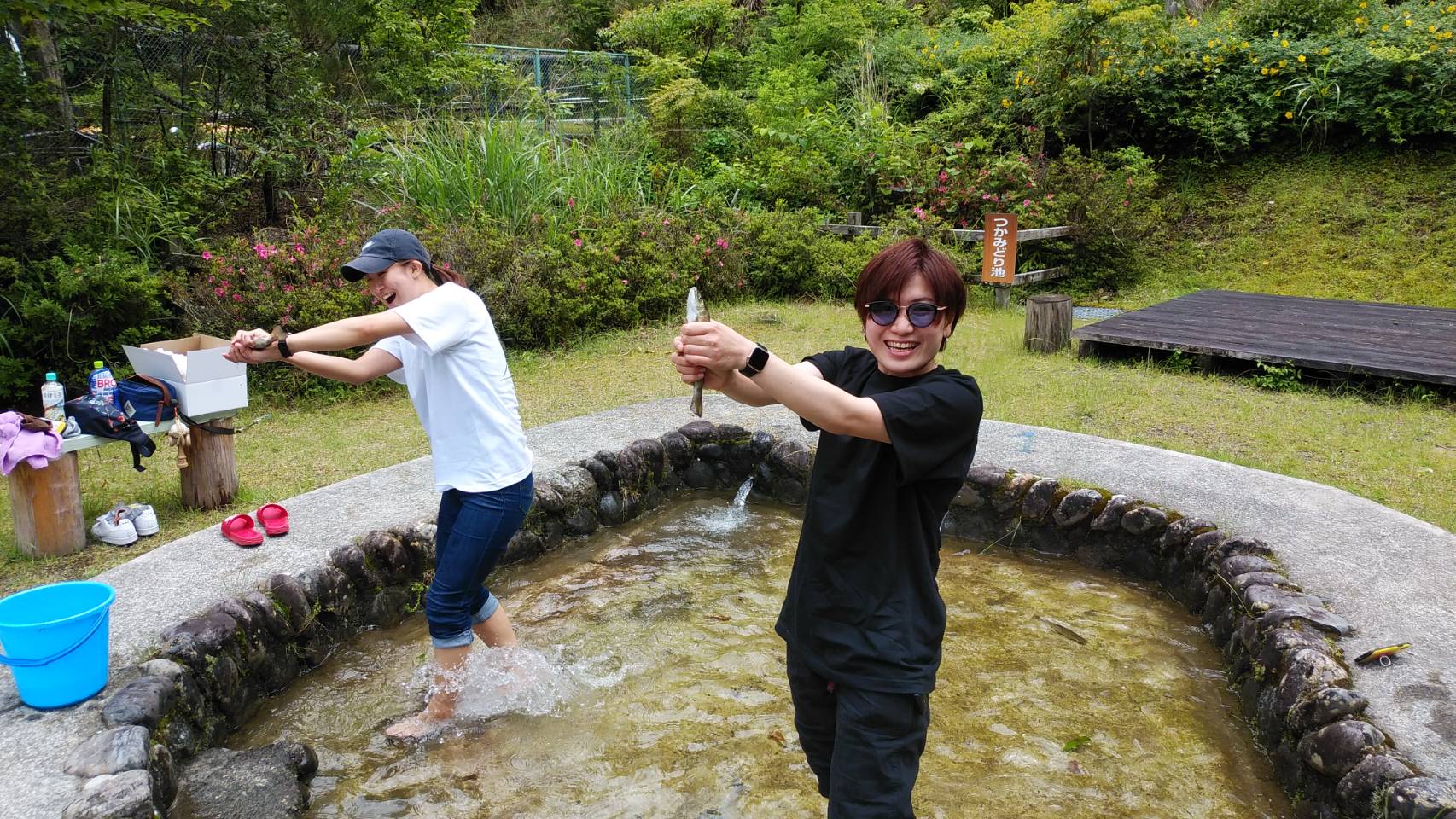 ヤマメつかみ取りは楽しい 魚魚の里