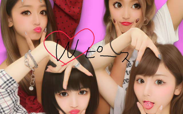 写真を撮るときピースのポーズをするのはなぜ？実は使い方に気を付けないと大変なことに | Fundo 定番のピースがどんどん進化中！プリで使える色んなピースポーズまとめ｜トレンドリサーチ