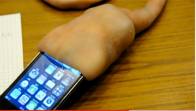 生き物のように動くiPhone充電ケーブル(動画)