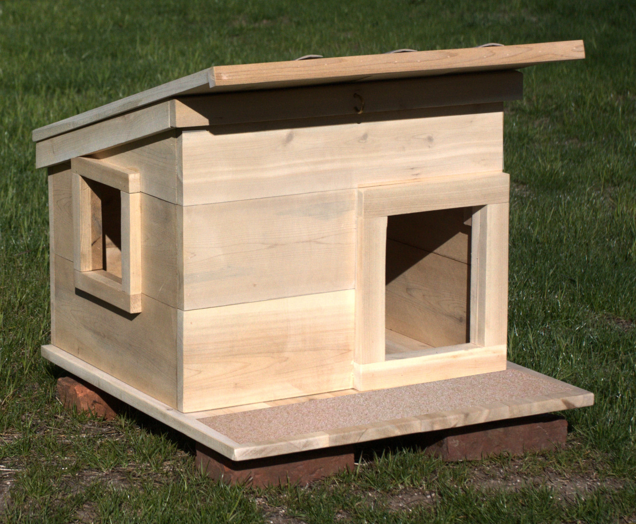 Outdoor Cat House Shelter from Touchstone Pet