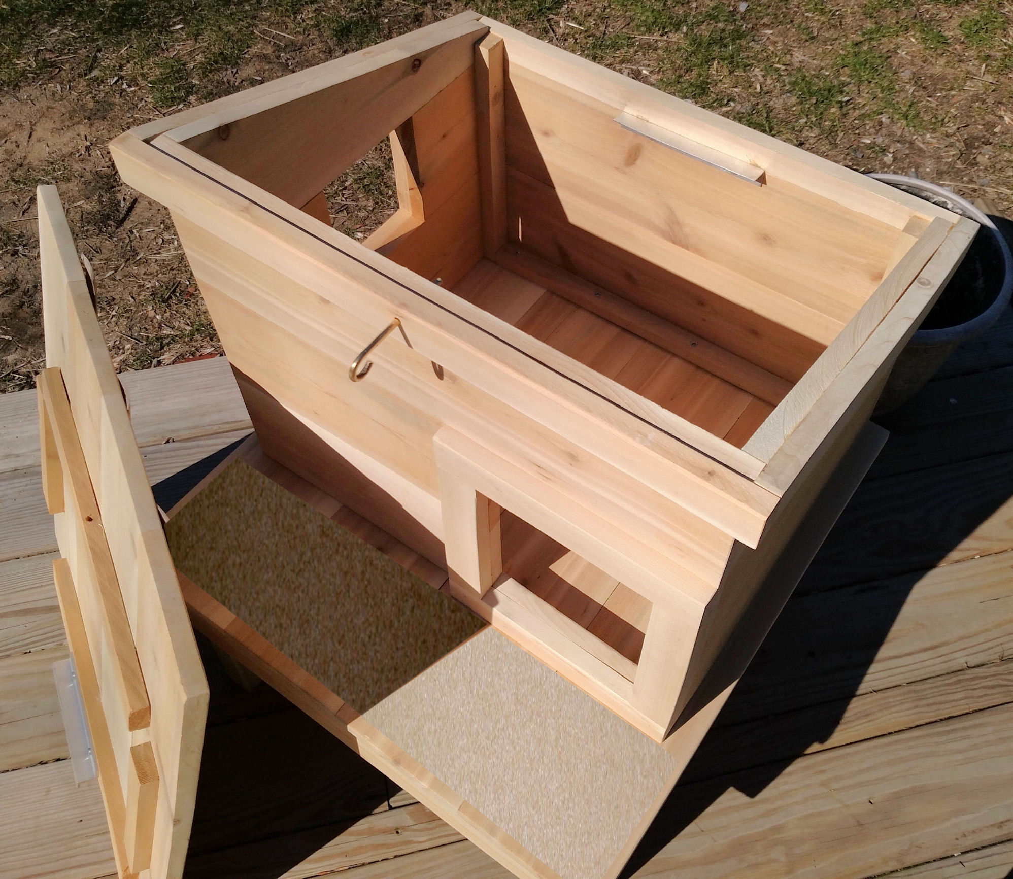 Outdoor Cat House Shelter from Touchstone Pet