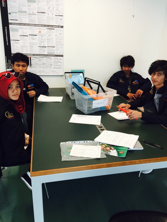 Rizka dan Made 31 Agustus 2015 TOULOUSE MANAGEMENT INDONESIA